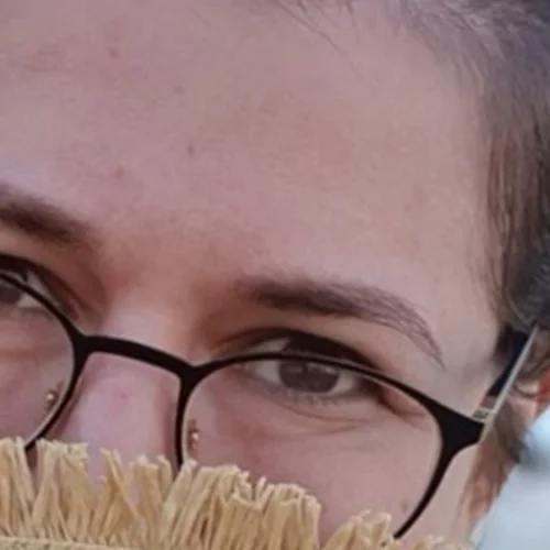 Μαρία Τσάλλα | Πίεζε για την εγγραφή της στο δημοτολόγιο Αλιβερίου - Πού εστιάζουν οι έρευνες για τη Ρωσίδα κατάσκοπο