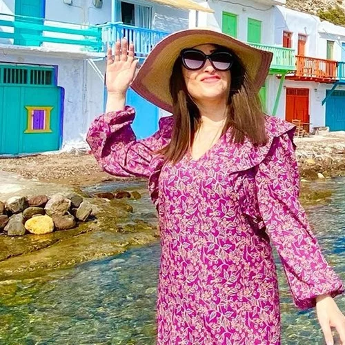 Η Ιωάννα Παλιοσπύρου πιο καλλίγραμμη και χαριτωμένη από ποτέ | Η εμφάνιση με neon crop top και ασορτί mini φούστα