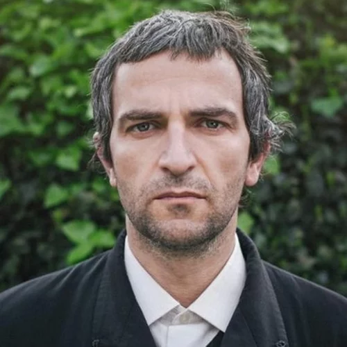 O Άρης Σερβετάλης σε μία σπάνια δημόσια εμφάνιση με τη γοητευτική σύζυγό του, Έφη Μπίρμπα