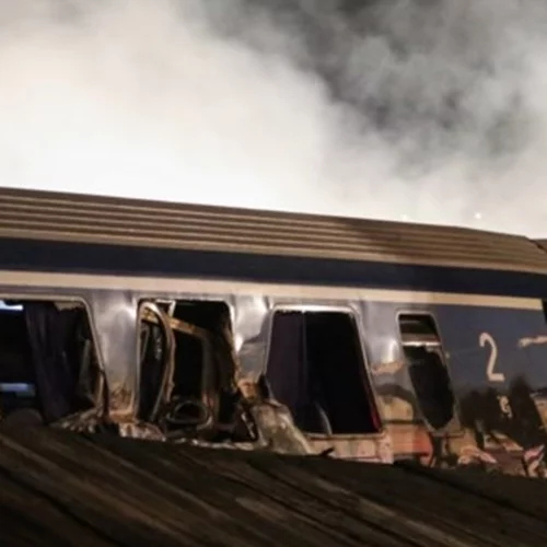 Συγκίνηση στα Τέμπη | Στήθηκε εικονοστάσι στο σημείο του πολύνεκρου δυστυχήματος [εικόνες]