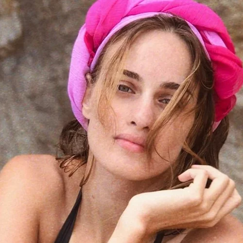 Η Μαρία Βοσκοπούλου στην αγκαλιά των γονιών της 20 ολόκληρα χρόνια πριν | Οι σπάνιες οικογενειακές φωτογραφίες από το 2003