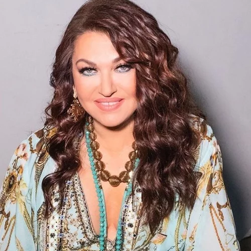 Καλοκαίρι 2007 | Η Καίτη Γαρμπή αγκαλιά με τον Διονύση Σχοινά και τον γιο τους, Δημήτρη, σε μία υπέροχη φωτογραφία