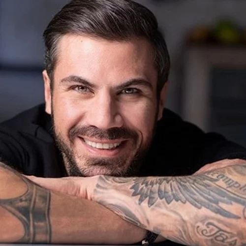 Αχιλλέας Πετρετζίκης | Ο Άκης Πετρετζίκης παίζει παιχνίδια με τον γιο του στη φουσκωτή πισίνα του σπιτιού τους και δείχνουν πιο χαρούμενοι από ποτέ