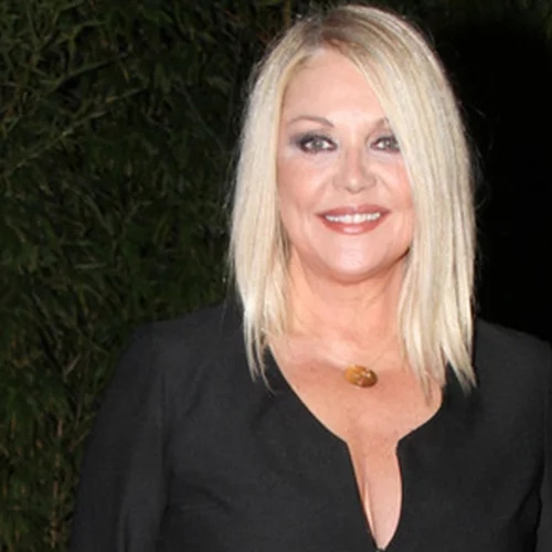 Η Ρούλα Κορομηλά με μπλε μαθητική ποδιά