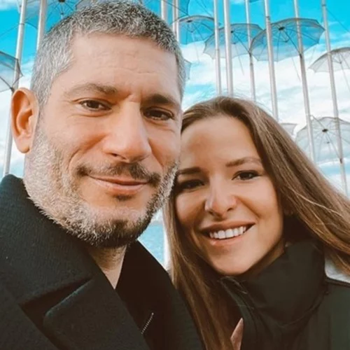 Η Εριέττα Κούρκουλου Λάτση φωτογραφίζει τον γιο της και τον σύζυγό της στη θάλασσα γράφοντας για αυτούς τα πιο όμορφα λόγια