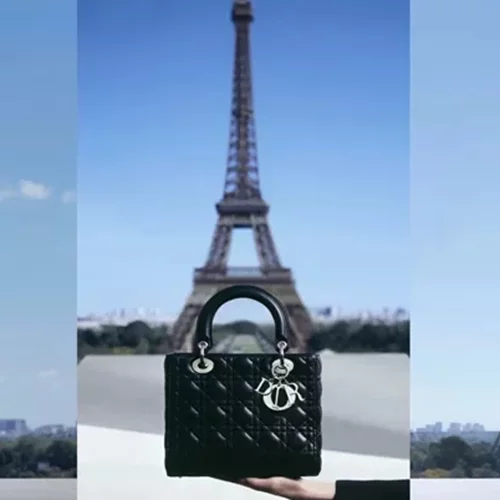 H καμπάνια της Lady Dior με φόντο τον Πύργο του Άιφελ