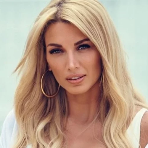 Για μία φωτογραφία με μαγιό | Η σεξιστική επίθεση στην Κωνσταντίνα Σπυροπούλου και η απάντησή της