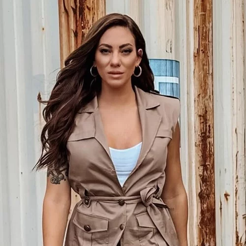 Η Ευρυδίκη Βαλαβάνη με dark cherry nails, τη μεγαλύτερη τάση νυχιών της σεζόν