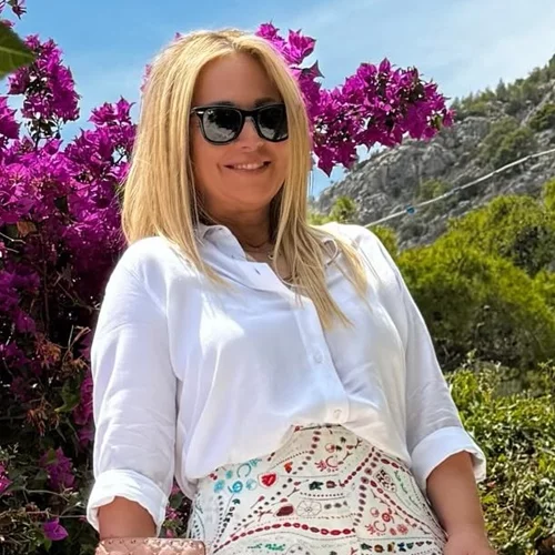 Η Νάνσυ Ζαμπέτογλου με το σοφιστικέ μανικιούρ που επιλέγουν οι Γαλλίδες αυτήν την περίοδο