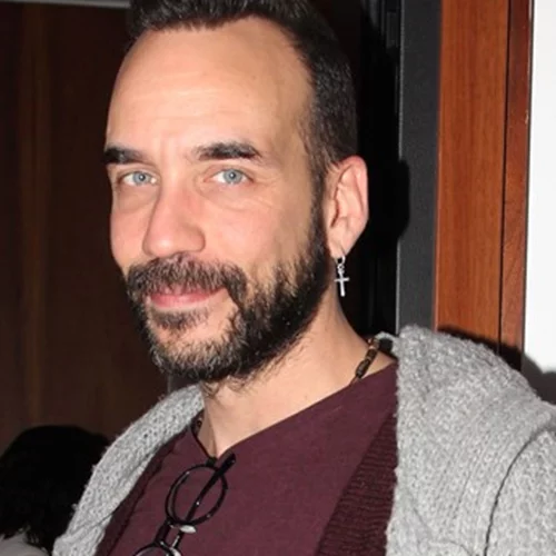 Ο Πάνος Μουζουράκης και η Μαριλού Κόζαρη παντρεύονται με έξι κουμπάρους και πάνω από 300 καλεσμένους