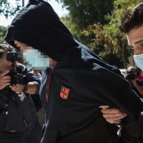 Κολωνός | "Θέλω να συμπαρασταθώ στα παιδιά μου", λέει η μητέρα της 12χρονης - "Μαμά σ' αγαπάμε, κάνε κουράγιο…", φώναζαν τα παιδιά