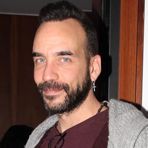 Η Μαριλού Κοζάρη ετοιμάζεται να παντρευτεί τον Πάνο Μουζουράκη ακούγοντας τραγούδια του