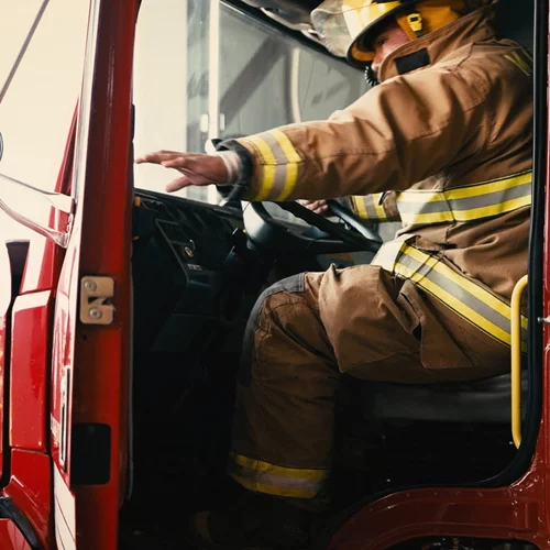 Πυρκαγιά ξέσπασε σε εργοστάσιο με βερνίκια και χρώματα στα Οινόφυτα