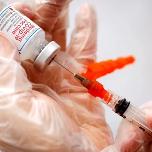 Έρευνα "βόμβα" για την τέταρτη δόση εμβολίου | Προστατεύει περισσότερο από τη λοίμωξη, αλλά εξασθενεί σε 8 εβδομάδες