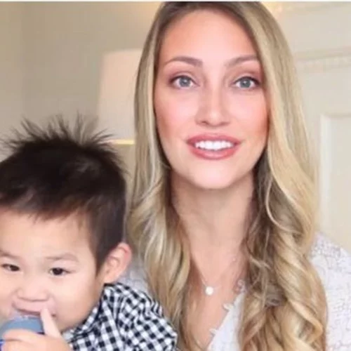 Η πιο μισητή γυναίκα στην Αμερική: Η ινφλουένσερ που επέστρεψε το παιδί που υιοθέτησε