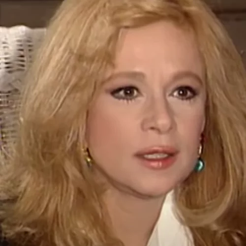 Flashback | Αγνώριστη η Αλίκη Βουγιουκλάκη με μαύρα μαλλιά και αφέλειες