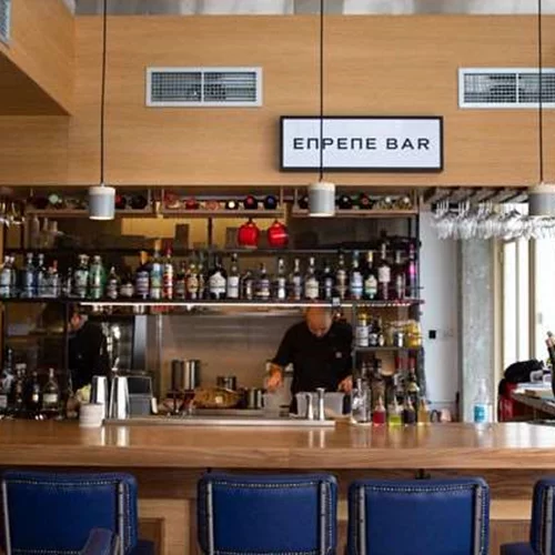 Στην Κυψέλη "Έπρεπε" να γίνει ένα μπαρ. Και έγινε.