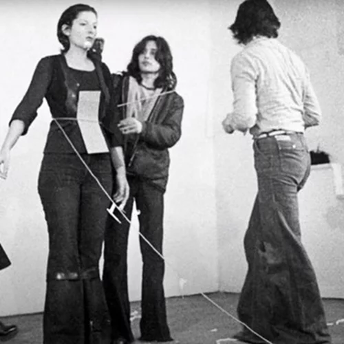 Συγκλονιστικό πείραμα | Όταν η Μαρίνα Αμπράμοβιτς άφησε το γυμνό κορμί της έρμαιο στα χέρια αγνώστων