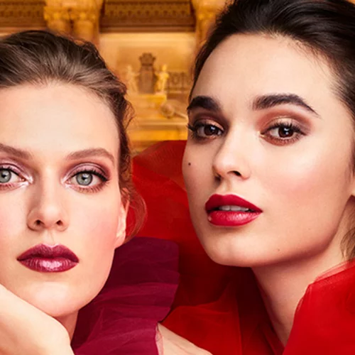 Μια 5-step ρουτίνα ομορφιάς για να είσαι η πιο λαμπερή καλεσμένη στα χριστουγεννιάτικα πάρτι