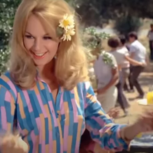 H Αλίκη Βουγιουκλάκη ποζάρει με μπικίνι και καλοσχηματισμένους κοιλιακούς