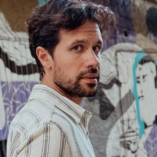 Ο Ορφέας Αυγουστίδης ποζάρει αγκαλιά με τον μονάκριβο γιο του, Αχιλλέα