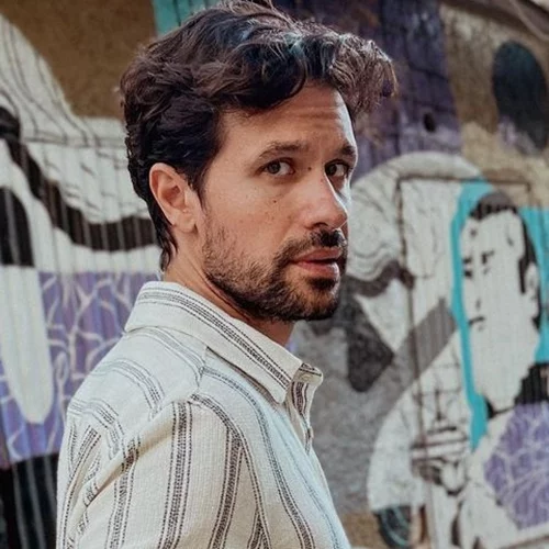 Ορφέας Αυγουστίδης | Η άκρως καλλιτεχνική φωτογραφία με τον 2 ετών γιο του και το κοινωνικό μήνυμα με αφορμή τη Γιορτή του Πατέρα