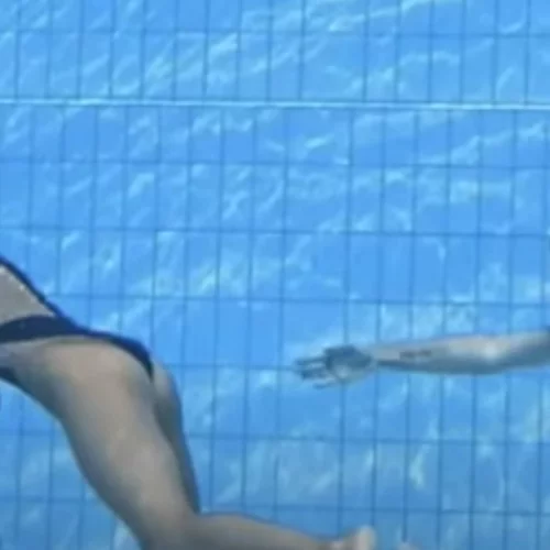 Προπονήτρια σώζει κολυμβήτρια όταν εκείνη λιποθυμά κατά τη διάρκεια αγώνων μες στην πισίνα