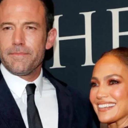 Ο Ben Affleck σε ρόλο...σερβιτόρου για τις ανάγκες σποτ μαζί με την Jennifer Lopez