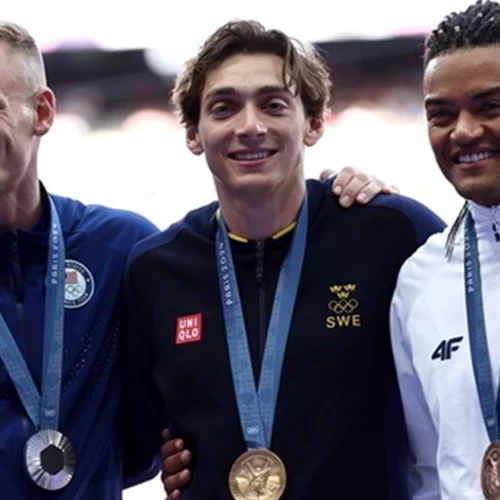 Mondo Duplantis | Οι διακοπές του χρυσού Ολυμπιονίκη στη Σαντορίνη