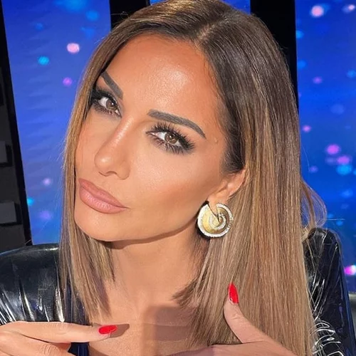 Η Δέσποινα Βανδή ποζάρει με μαύρο μπικίνι πιο γυμνασμένη και καλλίγραμμη από ποτέ | Οι διακοπές στην Κρήτη και οι βουτιές με τον Βασίλη Μπισμπίκη