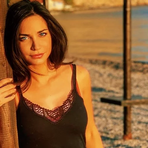 Η Κατερίνα Γερονικολού φοράει το μπικίνι της και ποζάρει πιο ενθουσιασμένη από ποτέ με αφορμή το πρώτο της μπάνιο στη θάλασσα