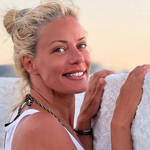 Η Ζέτα Μακρυπούλια ποζάρει στην παραλία όπως όταν ήταν μικρή | Η γλυκιά throwback φωτογραφία και η σύγκριση με το σήμερα