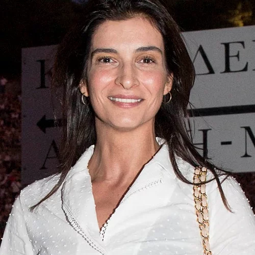 Το απόλυτο κορμί | Η Αντιγόνη Κουλουκάκου ποζάρει με ολόσωμο μαγιό στον καθρέφτη του σπιτιού της δείχνοντας πιο καλλίγραμμη από ποτέ