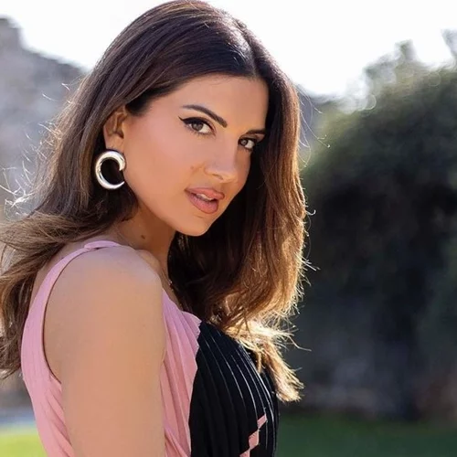 Καλλίγραμμη, κομψή και μαυρισμένη | Η Σταματίνα Τσιμτσιλή ποζάρει με εμπριμέ μπικίνι και εντυπωσιάζει