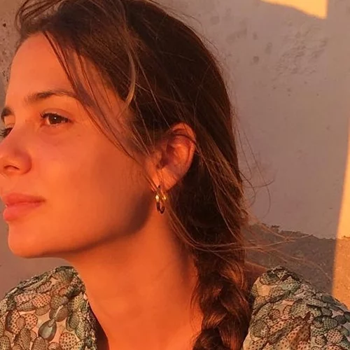 Η Αλεξάνδρα Κωστοπούλου σε μία κομψή, βραδινή εμφάνιση στην Τζιά | Το καλοκαιρινό άλμπουμ από τις διακοπές της