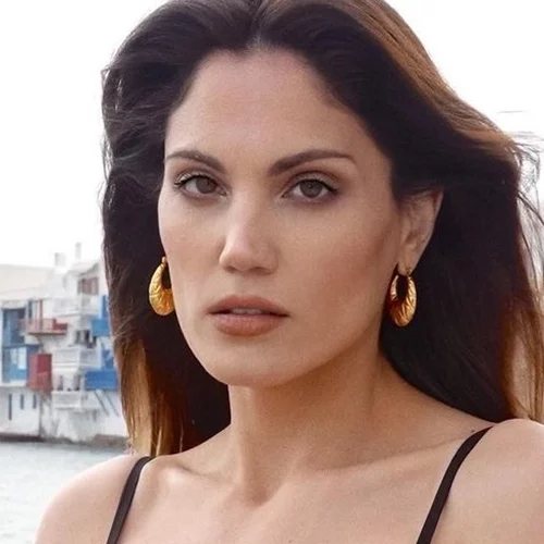 Μαίρη Συνατσάκη | Η έξυπνη πατέντα που έκανε στα παλιά ρούχα της κόρης της μιας που το κρύο την έπιασε απροετοίμαστη