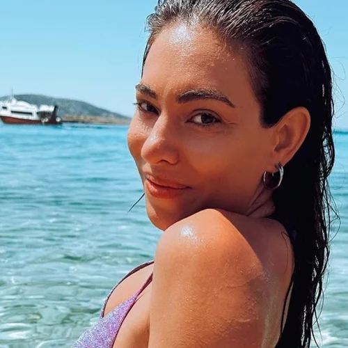 Η Ευρυδίκη Βαλαβάνη με μαύρο μπικίνι και παρεό απολαμβάνει τις καλοκαιρινές της διακοπές | Οι σέξι φωτογραφίες από την όμορφη Λέσβο