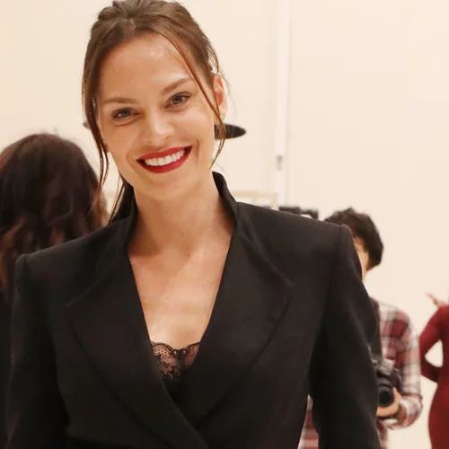 Υβόννη Μπόσνιακ | Το στιλιστικό τρικ που απογειώνει κάθε ντύσιμο με παντελόνι