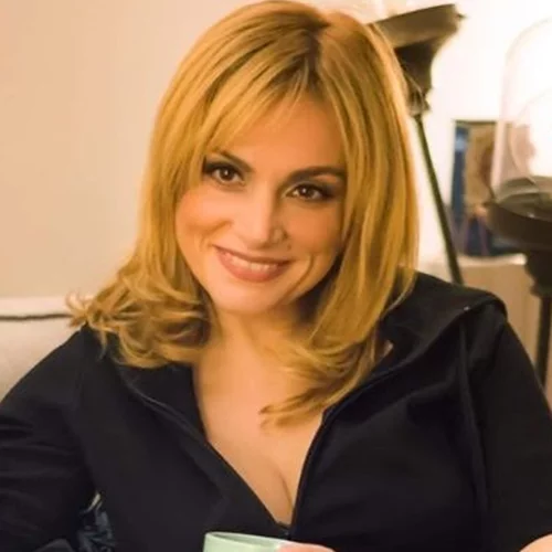 Throwback time | Η σπάνια φωτογραφία της έφηβης Ελεωνόρας Ζουγανέλη με τους γονείς της και τον Σάκη Μπουλά