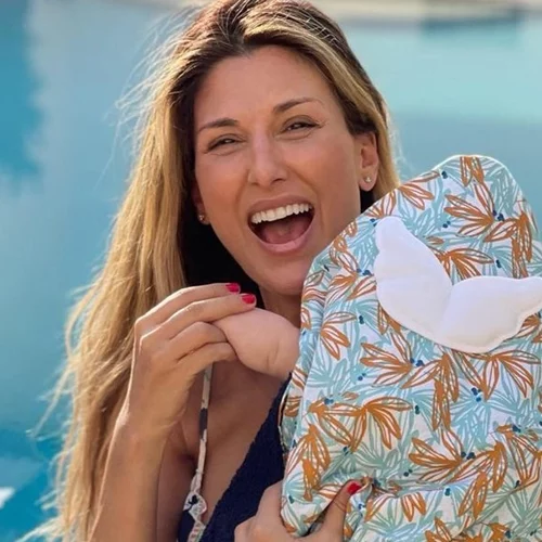 Η Ρούλα Σταματοπούλου είναι η πιο γλυκιά μαμά | Φοράει το μπικίνι της και παίζει παιχνίδια με τον 1 έτους γιο της στην πισίνα