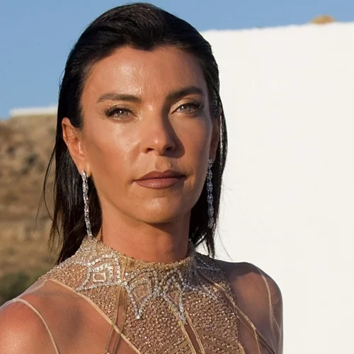 Η Μαρίνα Βερνίκου περπατάει στα σοκάκια της Μυκόνου κρατώντας από το χέρι τον γοητευτικό σύζυγό της, Μίλτο Καμπουρίδη