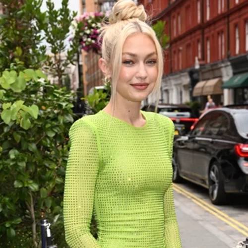 Καλεσμένη σε γάμο ή βάπτιση; To 90s inspired top-knot της Gigi Hadid είναι το πιο κομψό χτένισμα που είδαμε σήμερα