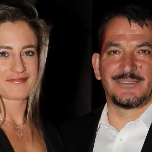 Αφροδίτη Σκαφίδα | Ποζάρει αγκαλιά με τον Πύρρο Δήμα με θέα τη Σαντορίνη