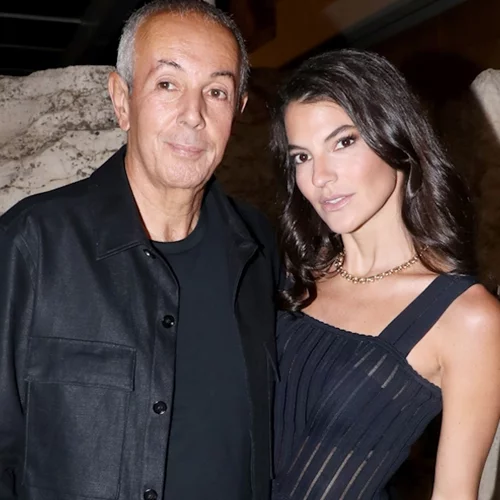 Η Δήμητρα Κούστα με λευκό κοστούμι και βελούδινο κορσέ στο πλευρό του Γιάννη Κούστα