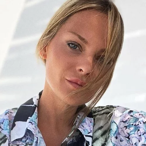 Η Υβόννη Μπόσνιακ εντυπωσιάζει ξανά | Η βραδινή εμφάνιση με εφαρμοστό ψηλόμεσο τζιν και crop πουκάμισο