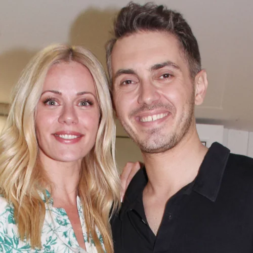 Ο Μιχάλης Χατζηγιάννης στη  Ζέτα Μακρυπούλια | Η τρυφερή κίνηση στο τέλος της παράστασης