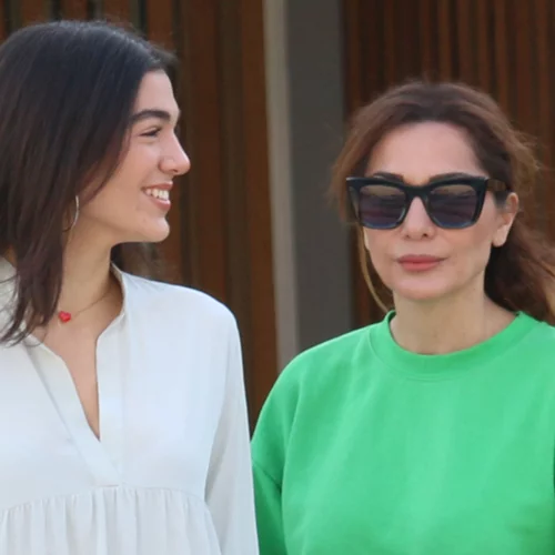 Μελίνα Νικολαΐδη | Πιο κομψή από ποτέ στην αποφοίτησή της - Το maxi φόρεμα που επέλεξε να φορέσει και η εντυπωσιακή εμφάνιση της Δέσποινας Βανδή