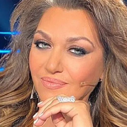 Καίτη Γαρμπή | Ποζάρει αγκαλιά με τον γιο και τον σύζυγό της σε ένα σπάνιο οικογενειακό στιγμιότυπο