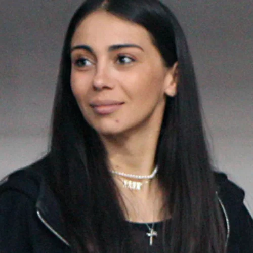 Ολυμπία εσύ; Η Ολυμπία Χοψονίδου σε μία σπάνια βραδινή εμφάνιση που μας ξάφνιασε αρκετά