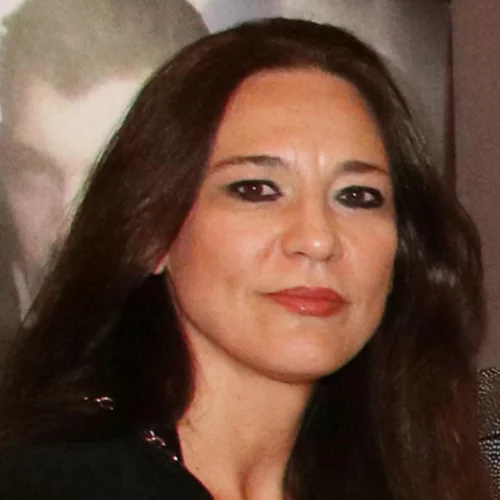 Κωνσταντίνα Μπεκιάρη όπως Δέσποινα Βανδή | Η πρώην σύζυγος του Βασίλη Μπισμπίκη ποζάρει με σέξι ασημί φόρεμα